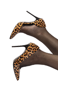Beine in Netzstrümpfen mit Leoparden-Pumps