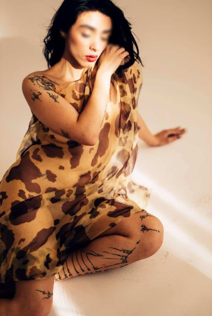 Lola zeigt sich im Leoparden-Look.