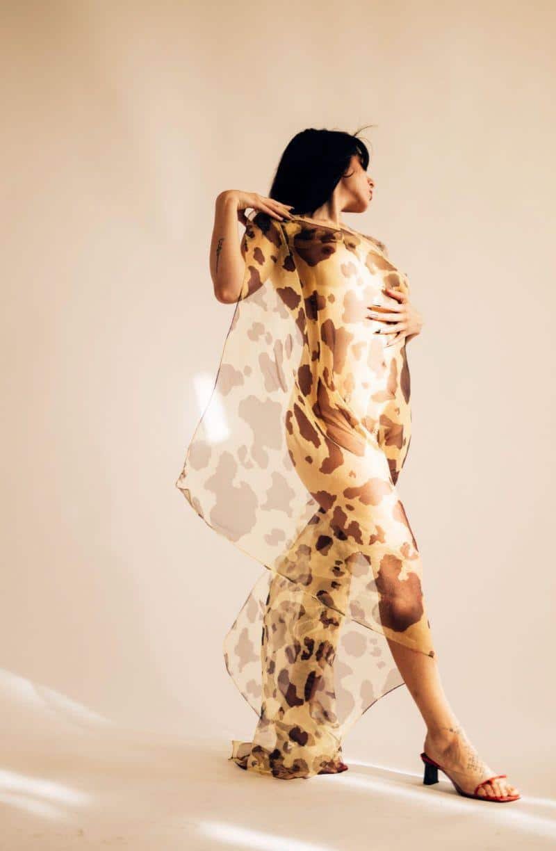 Lola zeigt sich steht, im Leoparden-Look.